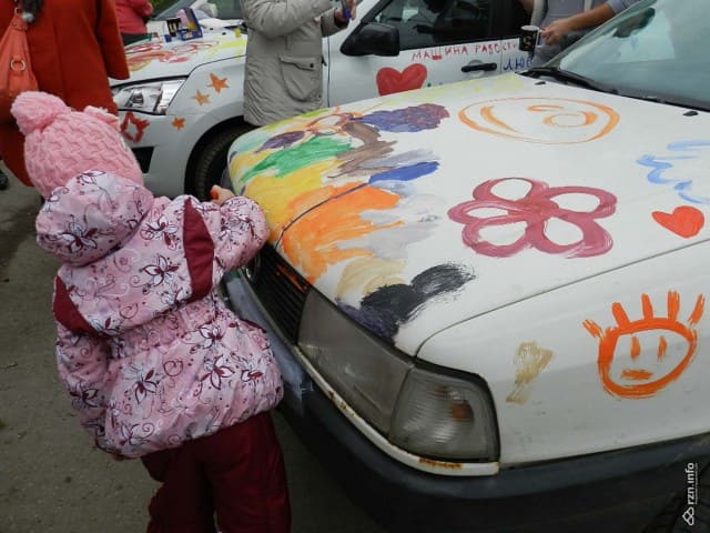 Дети с онкологическими заболеваниями разукрашивают машины добровольцев