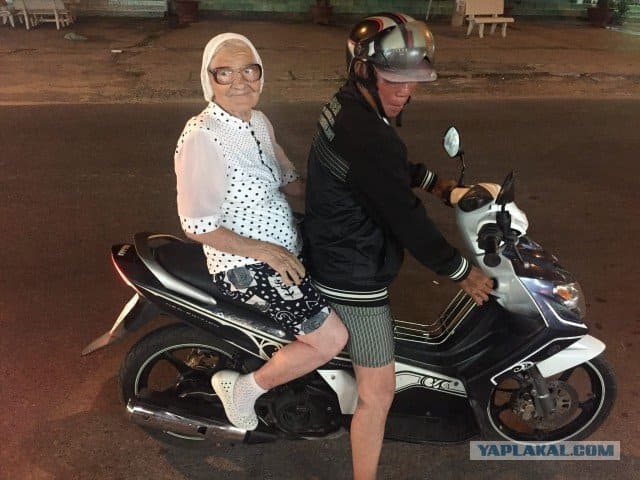 В прошлом путешествии во Въетнаме баба Лена прокатилась на байке с водителем и ничего не боялась