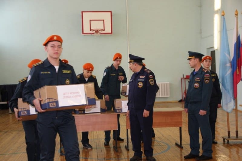 Директор кадетской школы вручил 6 огромных коробок с подарками представителям МЧС, чтобы сотрудники отправили подарки детям в Сирию