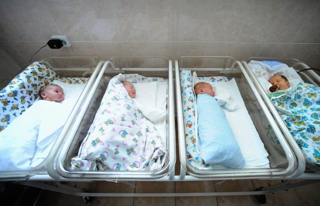 Новорожденные в родильном доме
