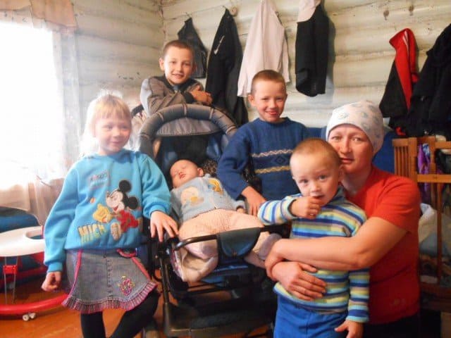 Многодетная семья из Башкортостана живет в новом подаренном доме от предпринимателя