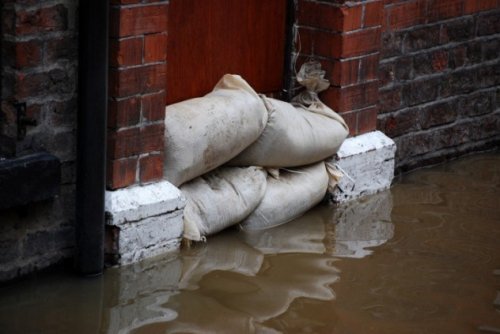 Бездомный Симон Озоемена из Нигерии пожертвовал 188 долларов, которые насобирал на улице, людям, пострадавшим от наводнения
