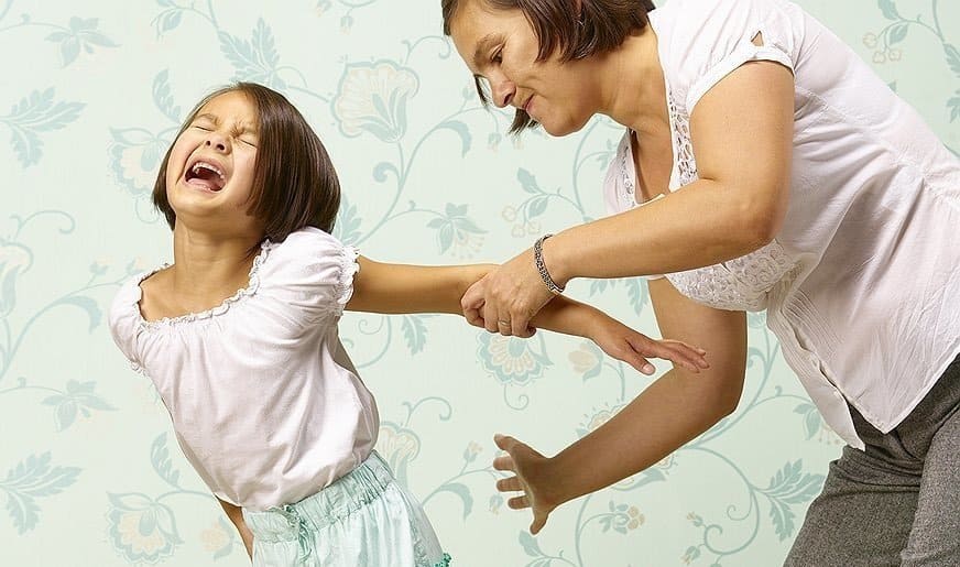 В общении родителей с детьми могут быть задействованы еще и невербальные средства, например, различные формы физического наказания