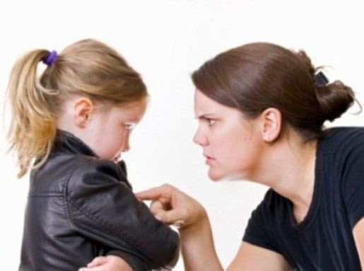 Мама высказывает свое недовольство поведением дочери