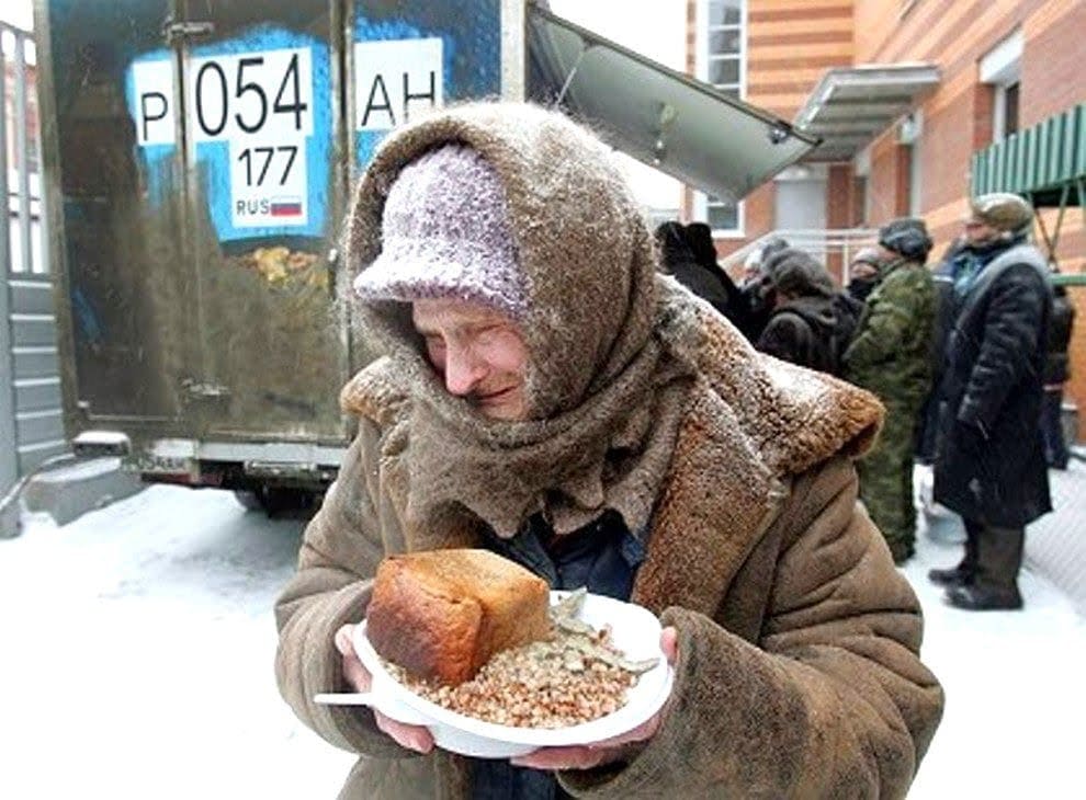 Покормить голодного человека на улице-помогать можно не только деньгами