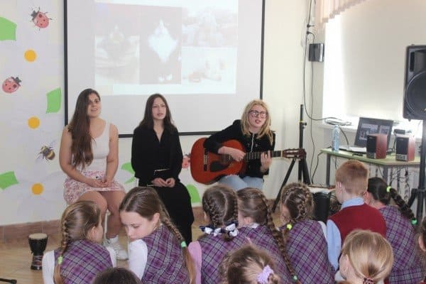 Концерт, который устроили ученицы одной из школ Калининграда с целью сбора средств в приют для животных под названием Тимвилль