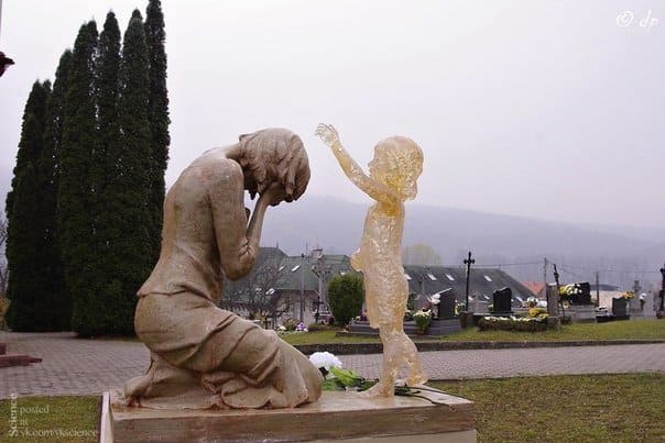 Одним из самых известных памятников считается скульптура в Словакии: прозрачная девочка гладит свою мать плачущую мать по голове, как бы утешая её. Эта композиция вселяет в матерей, сделавших аборт, уверенность, что убитый ими ребёнок простил их