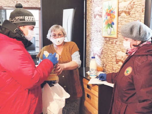 Помощь пожилым людям при коронавирусе от волонтеров